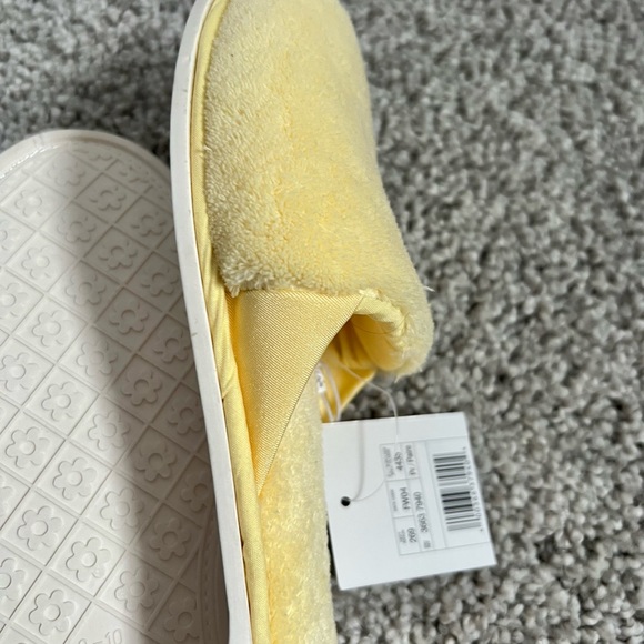 Woman’s Slip-on Slippers Yellow Soft Lightweight Size Large (9-10) NWT - Picture 11 of 12